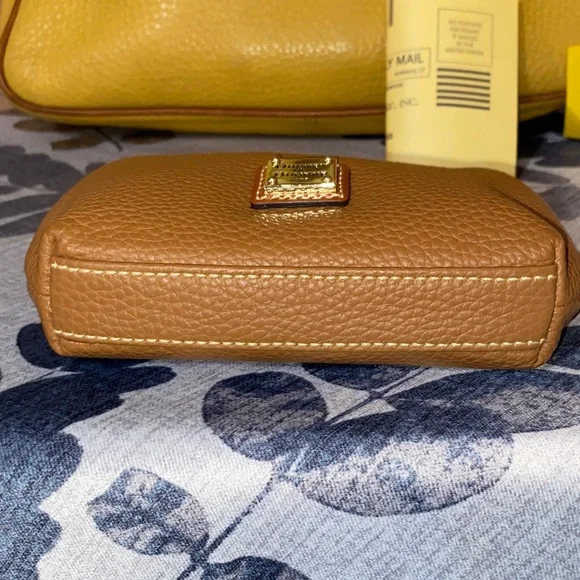 Dooney & Bourke Yellow Leather Shoulder Bag and Kick lock coin - Picture 4 of 13